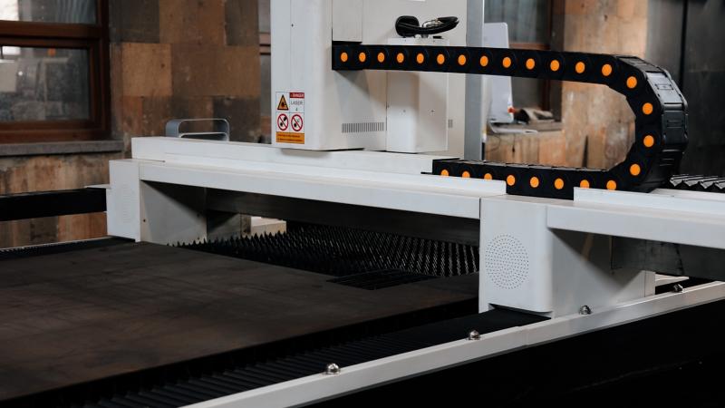 մետաղի լազերային կտրող մեքենա лазерный станок для резки метала metal laser cutting machine
