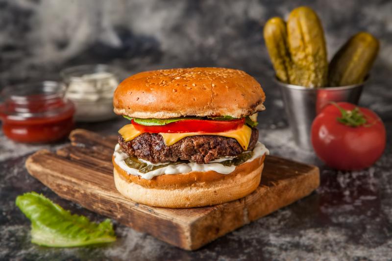 տավարի և հավի բուրգերներ бургер из говядины и курицы beef chicken burger