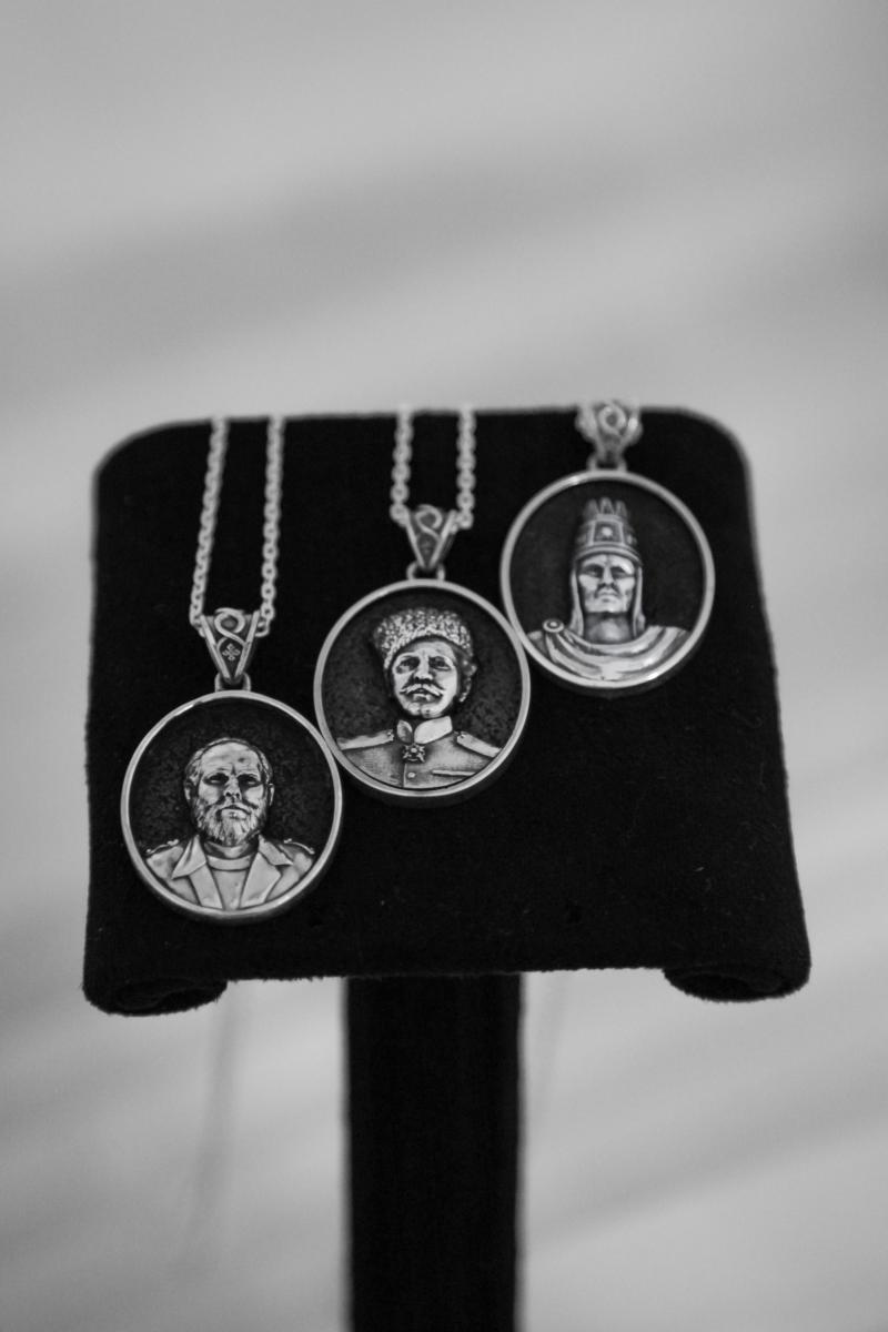 դիմաքանդակային կախազարդեր портретные украшения sculpture pendants